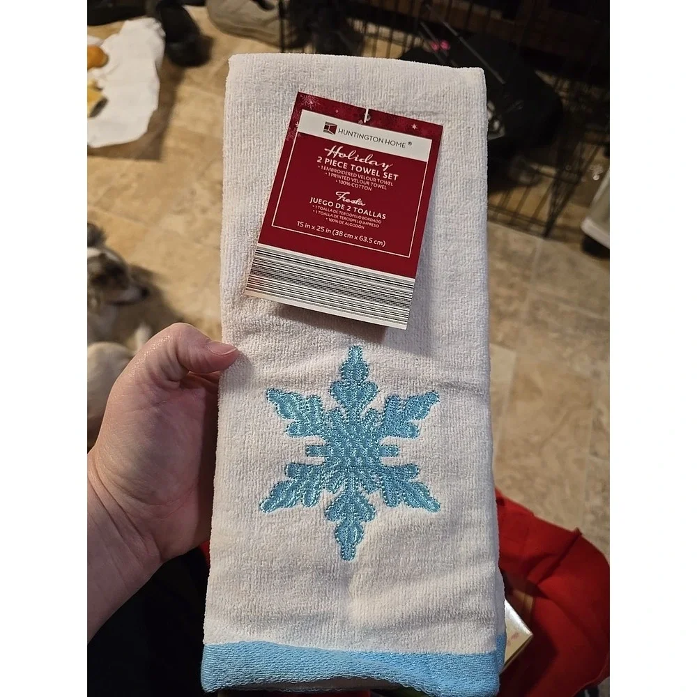 Huntington Home Holiday 2 Piece Towel Set Extra Plush 44538-16 NWT Snowflakes